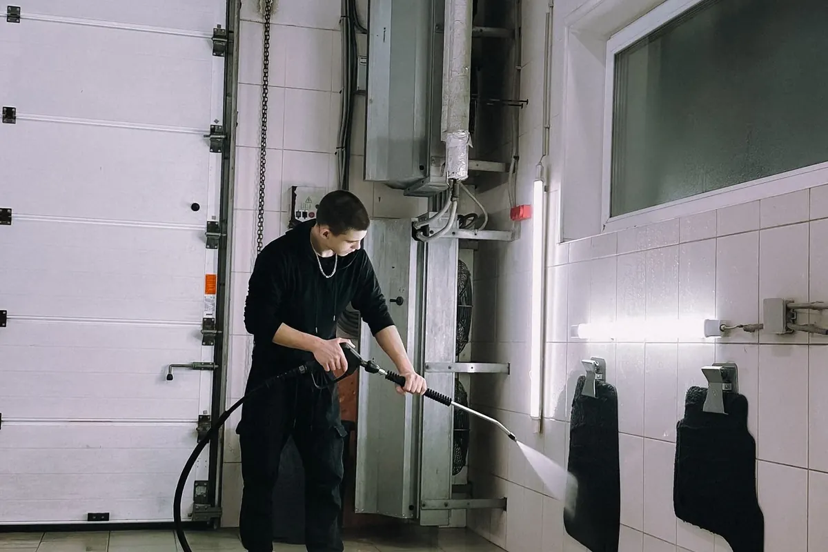 Technicien avec nettoyeur haute pression